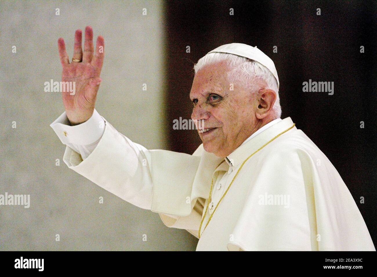 Papst Benedikt XVI. Dankte den Medien für ihre Berichterstattung über den päpstlichen Übergang nach dem Tod von Johannes Paul II. Bei einer Pressekonferenz im Vatikan am 23. April 2005. Foto von Laurent Zabulon/ABACA. Stockfoto