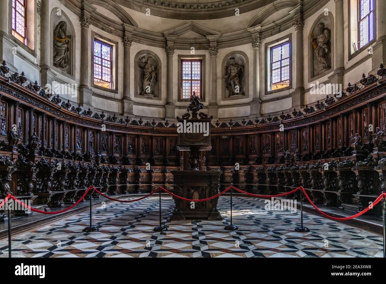 Die geschnitzten hölzernen Chorgestühl der Kirche San Giorgio Maggiore, Venedig, Italien Stockfoto