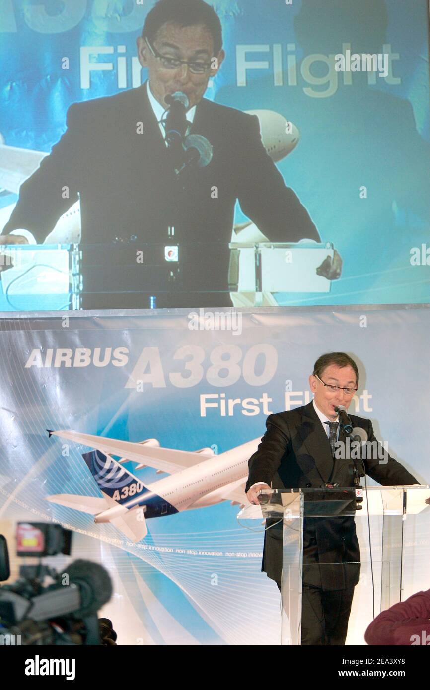 Airbus-Präsident und CEO Noel Forgeard hält eine Pressekonferenz ab, nachdem der Airbus A380, das größte Passagierflugzeug der Luftfahrtgeschichte, am 27. April 2005 vom Flughafen Toulouse-Blagnac bei Toulouse im Südwesten Frankreichs zum Jungfernflug aufbricht. Foto von Patrick Bernard/ABACA. Stockfoto