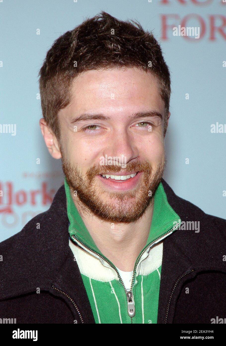 Der US-Schauspieler Topher Grace kommt beim jährlichen New Yorker Revlon Run/Walk for Women 8th an, bei dem über 40.000 Männer, Frauen und Kinder teilnehmen und bei der Rasing-Finanzierung zur Unterstützung der Krebsforschung von Frauen in New York und darüber hinaus helfen werden, der am Times Square in New York City, NY, USA, stattfindet. Am 30. April 2005. Foto von Slaven Vlasic/ABACA. Stockfoto