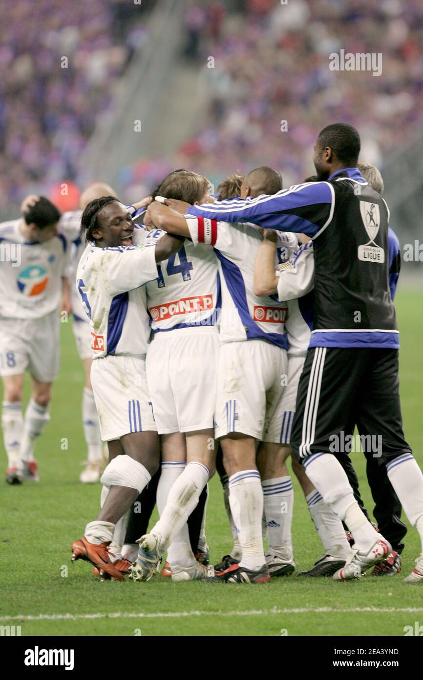 Die Straßburger Spielermannschaft feiert am Samstag, den 30. April 2005, das Finale des Coupe de la Ligue zwischen Straßburg und Caen (2-1) im Stade de France-Stadion in Saint Denis, nördlich von Paris, Frankreich. Foto von Laurent Zabulon/CAMELEON/ABACA. Stockfoto