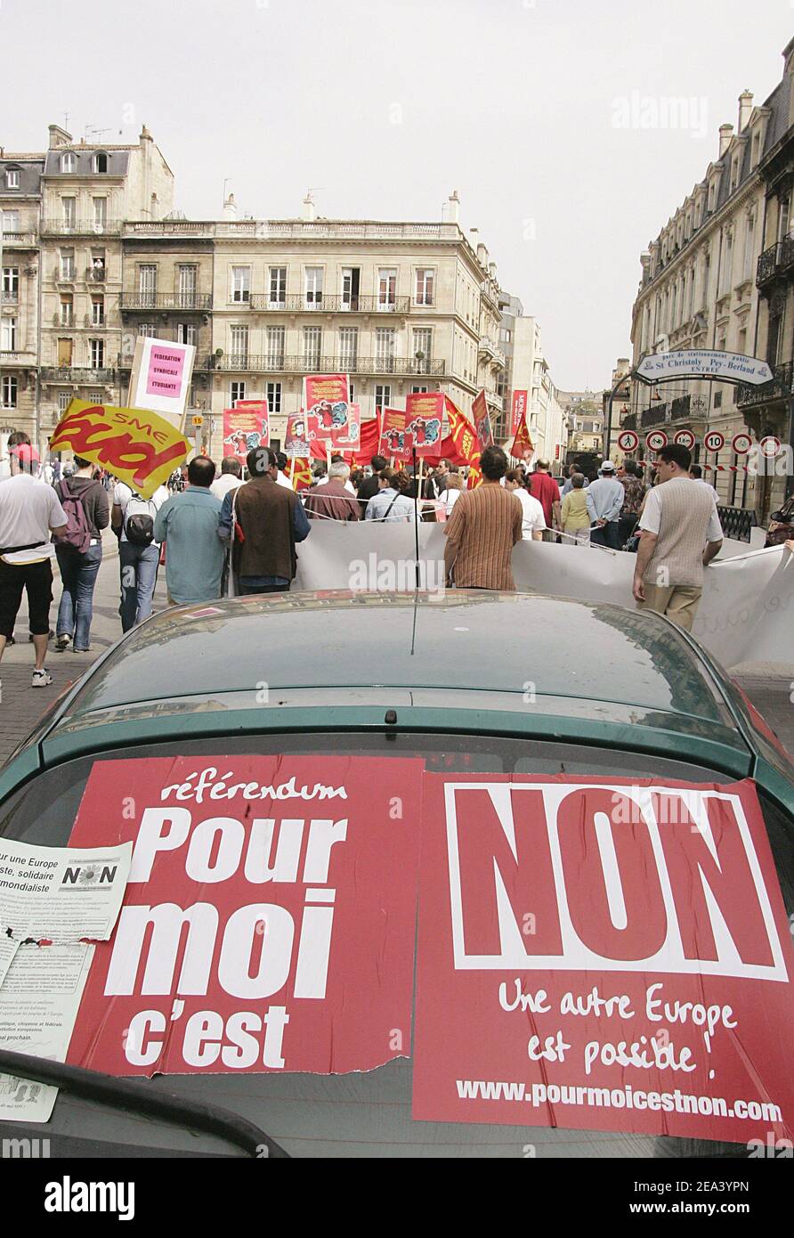 Am 1. Mai 2005 demonstrieren die Menschen für das "Nein" zur Verfassung der Europäischen Union bei der Kundgebung am 1. Mai in Bordeaux im Südwesten Frankreichs. Foto von Patrick Bernard/ABACA. Stockfoto