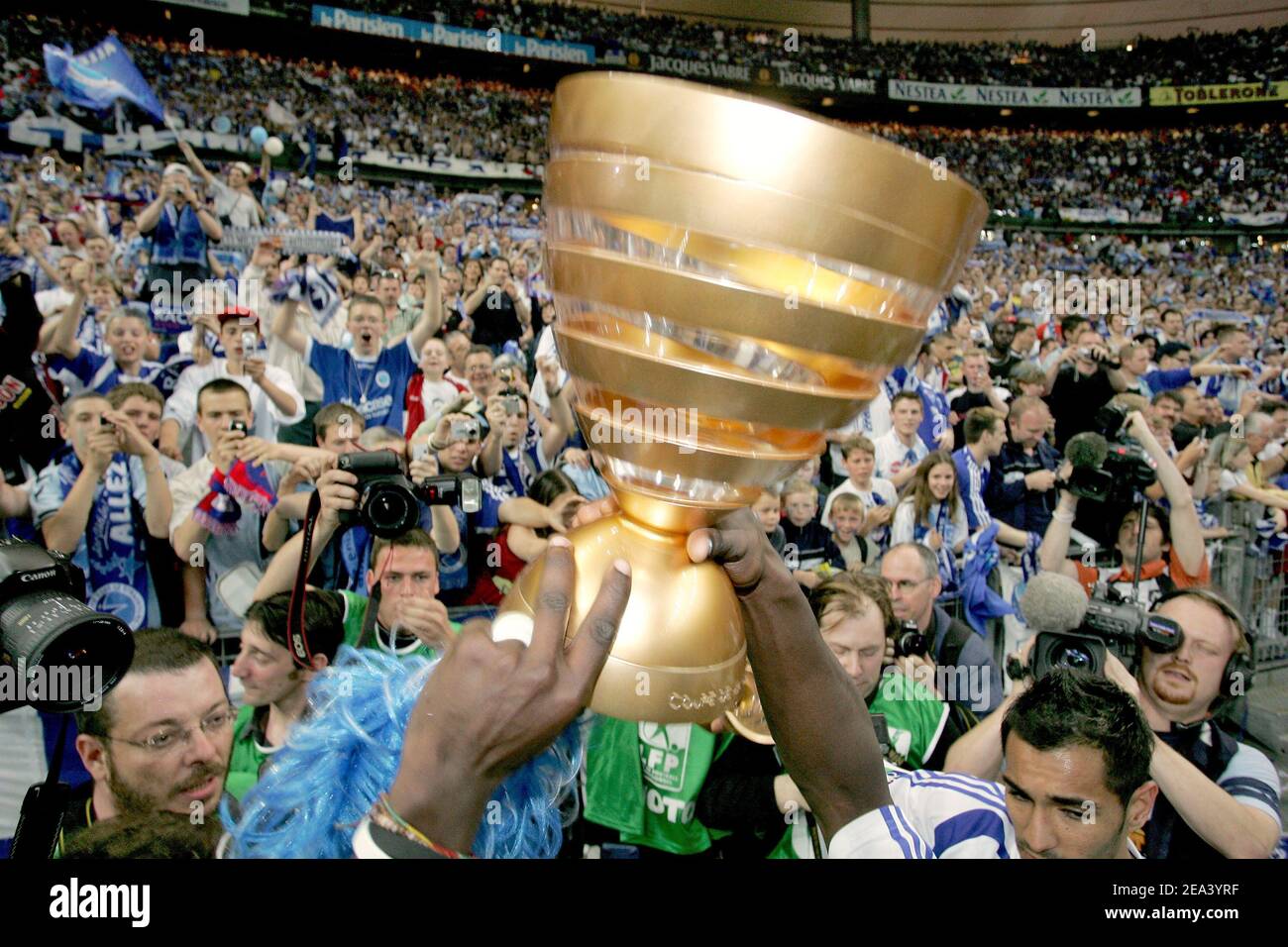 Die Straßburger Fans feiern am Samstag, den 30. April 2005, den Sieg des Fußballfinales Coupe de la Ligue zwischen Straßburg und Caen (2-1) im Stade de France-Stadion in Saint Denis, nördlich von Paris, Frankreich. Foto von Laurent Zabulon/CAMELEON/ABACA. Stockfoto