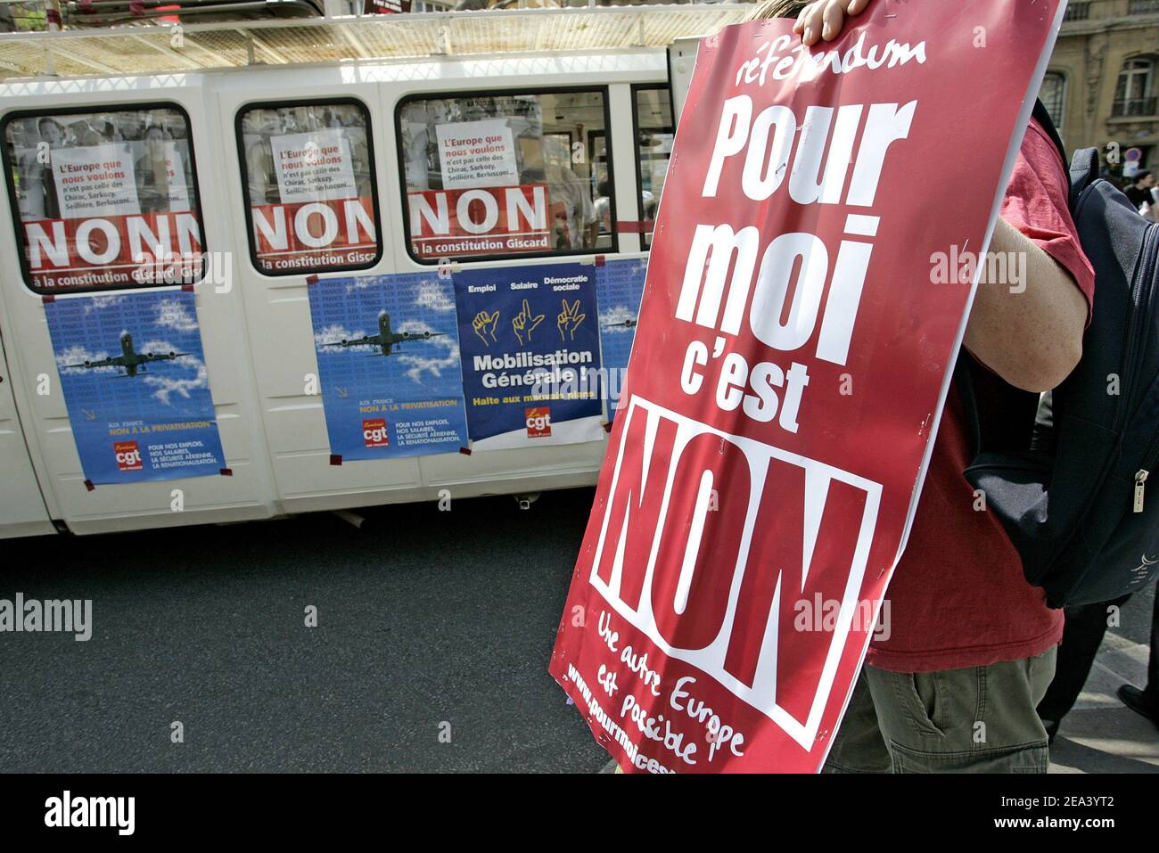 Am 1. Mai 2005 versammelten sich die Linken in Paris, um das "Nein" zur Verfassung der Europäischen Union zu verteidigen. Foto von Mousse/ABACA. Stockfoto