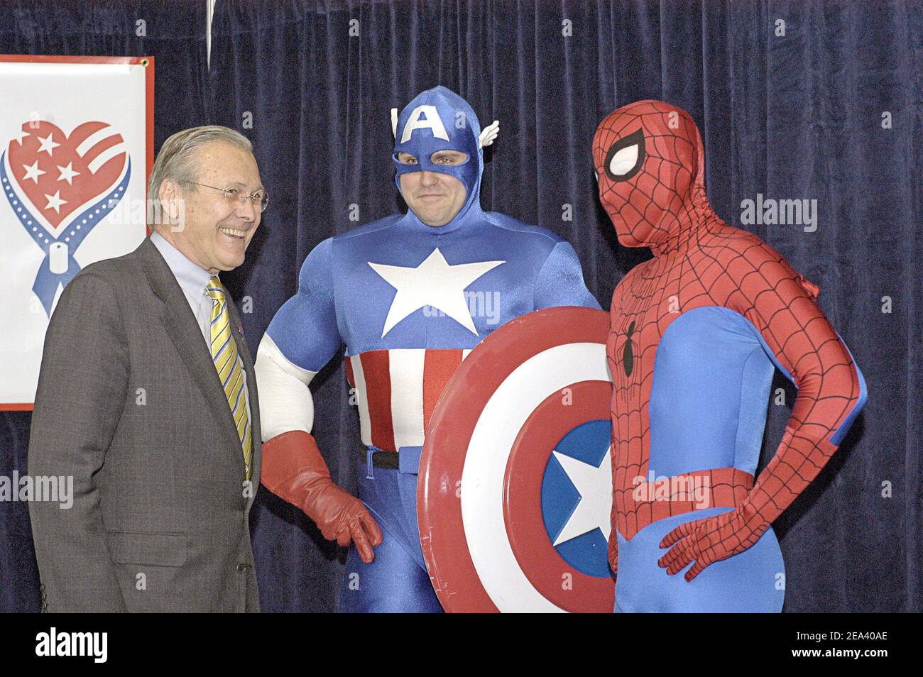 US-Verteidigungsminister Donald Rumsfeld posiert mit den Superhelden Spider-man und Captain America während der Enthüllung eines Comic-Buches, das am 28. April 2005 in Washington DC, USA, an US-Streitkräfte im Irak und auf der ganzen Welt kostenlos verteilt wird. Mit den Avengers, Fantastic Four, Spider-man und anderen Marvel-Helden wird der Comic eine Auflage von einer Million Exemplaren haben und über die Militärbörsen verteilt werden. Die ersten 150.000 Exemplare werden an Mitarbeiter im Nahen Osten verteilt. Foto von Daniel J. McLain/USN via ABACA. Stockfoto