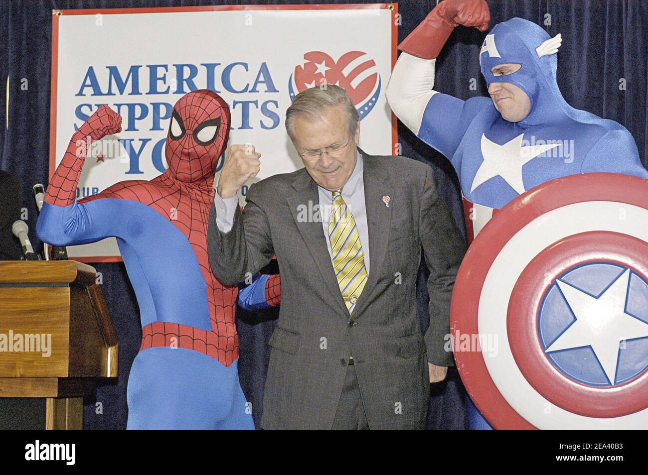 US-Verteidigungsminister Donald Rumsfeld lässt sich mit den Superhelden Spider-man und Captain America bei der Enthüllung eines Comic-Buches, das am 28. April 2005 in Washington DC, USA, an US-Streitkräfte im Irak und auf der ganzen Welt kostenlos verteilt wird, die Muskeln spielen. Mit den Avengers, Fantastic Four, Spider-man und anderen Marvel-Helden wird der Comic eine Auflage von einer Million Exemplaren haben und über die Militärbörsen verteilt werden. Die ersten 150.000 Exemplare werden an Mitarbeiter im Nahen Osten verteilt. Foto von Daniel J. McLain/USN via ABACA. Stockfoto