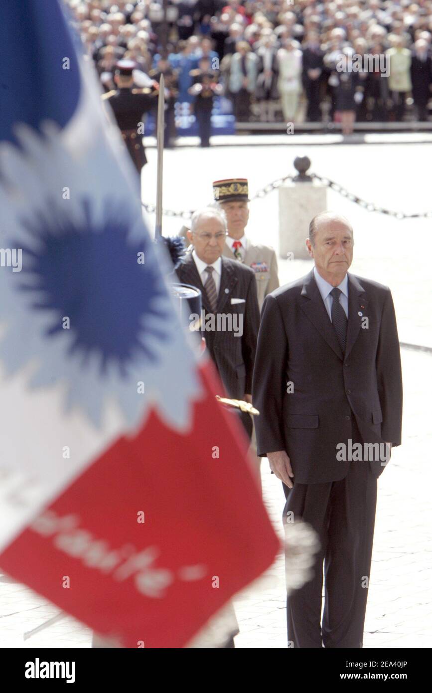 Der französische Präsident Jacques Chirac nimmt am 8. Mai 2005 anlässlich des 60th. Jahrestages des Sieges der Alliierten über Nazi-Deutschland an der Zeremonie auf den Champs-Elysees in Paris Teil, bei der er Veteranen Medaillen überreichte und Schulkinder traf. Foto von Mousse/ABACA. Stockfoto