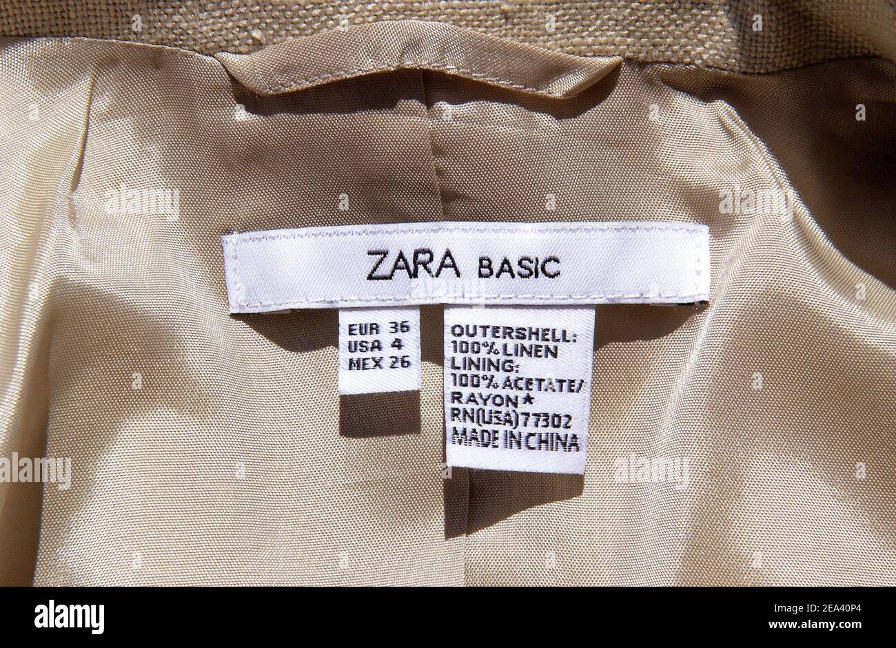 Made in China“-Etiketten auf „Zara Basic“-Kleidungsstücken. Die  Mitgliedstaaten der Europäischen Union bereiten sich darauf vor, Brüssel  für Notfallmaßnahmen zu drängen, die zu einer zügigen Anwendung von  Grenzwerten für boomende Textilimporte aus China