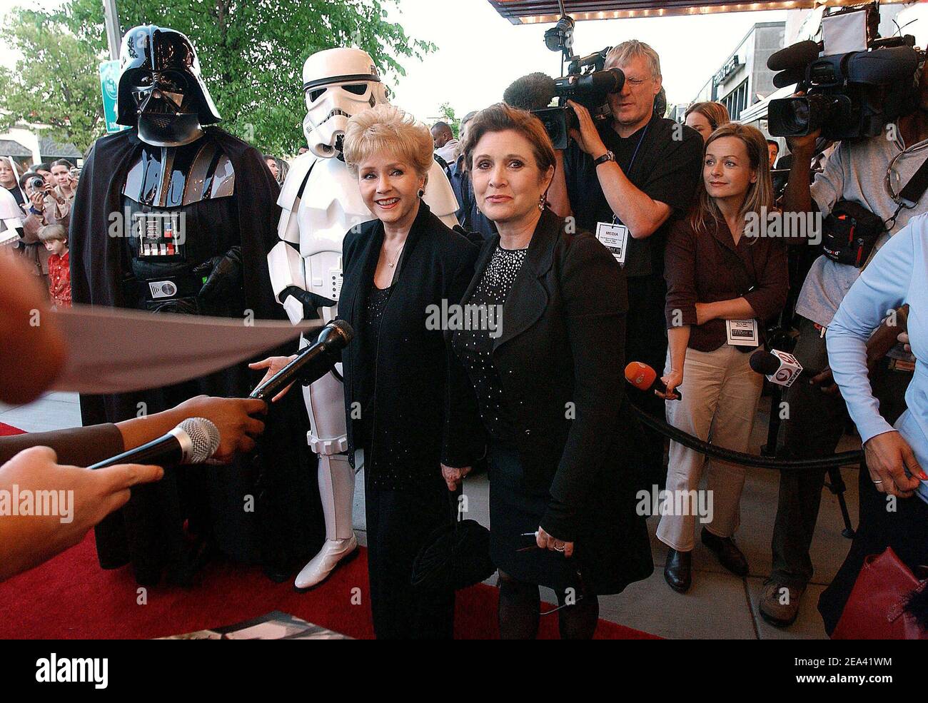 Schauspielerin Carrie Fisher, die Prinzessin Leia im Original Star Wars-Film spielte, nimmt an der Premiere von 'Star Wars Episode III, die Rache der Sith' in Washington DC, USA, am 12. Mai 2005 Teil. Foto von Olivier Douliery/ABACA. Stockfoto