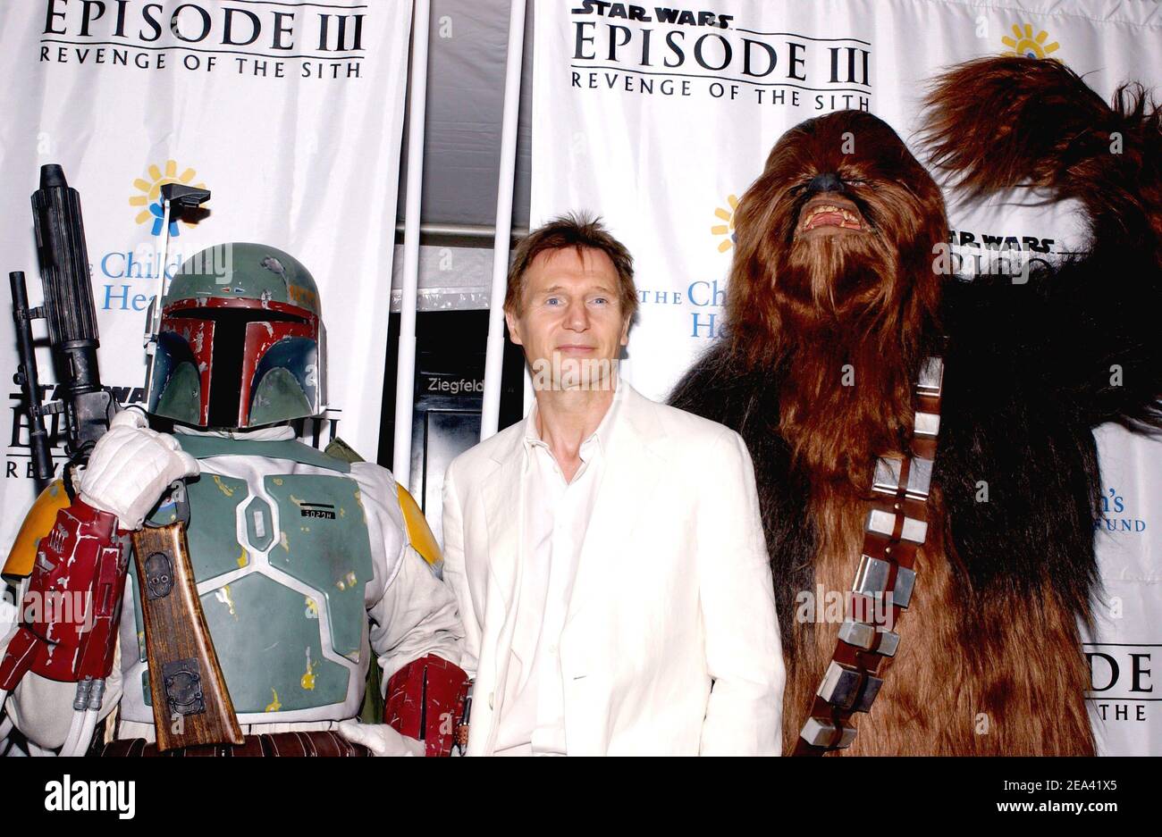 Bobba FET, Liam Neeson und Chewbacca posieren gemeinsam, als sie am Donnerstag, den 12. Mai 2005, zur Premiere von 'Star Wars Episode III: Revenge of the Sith' im Ziegfeld Theater in New York City, NY, USA, kommen. Foto von Nicolas Khayat/ABACA. Stockfoto