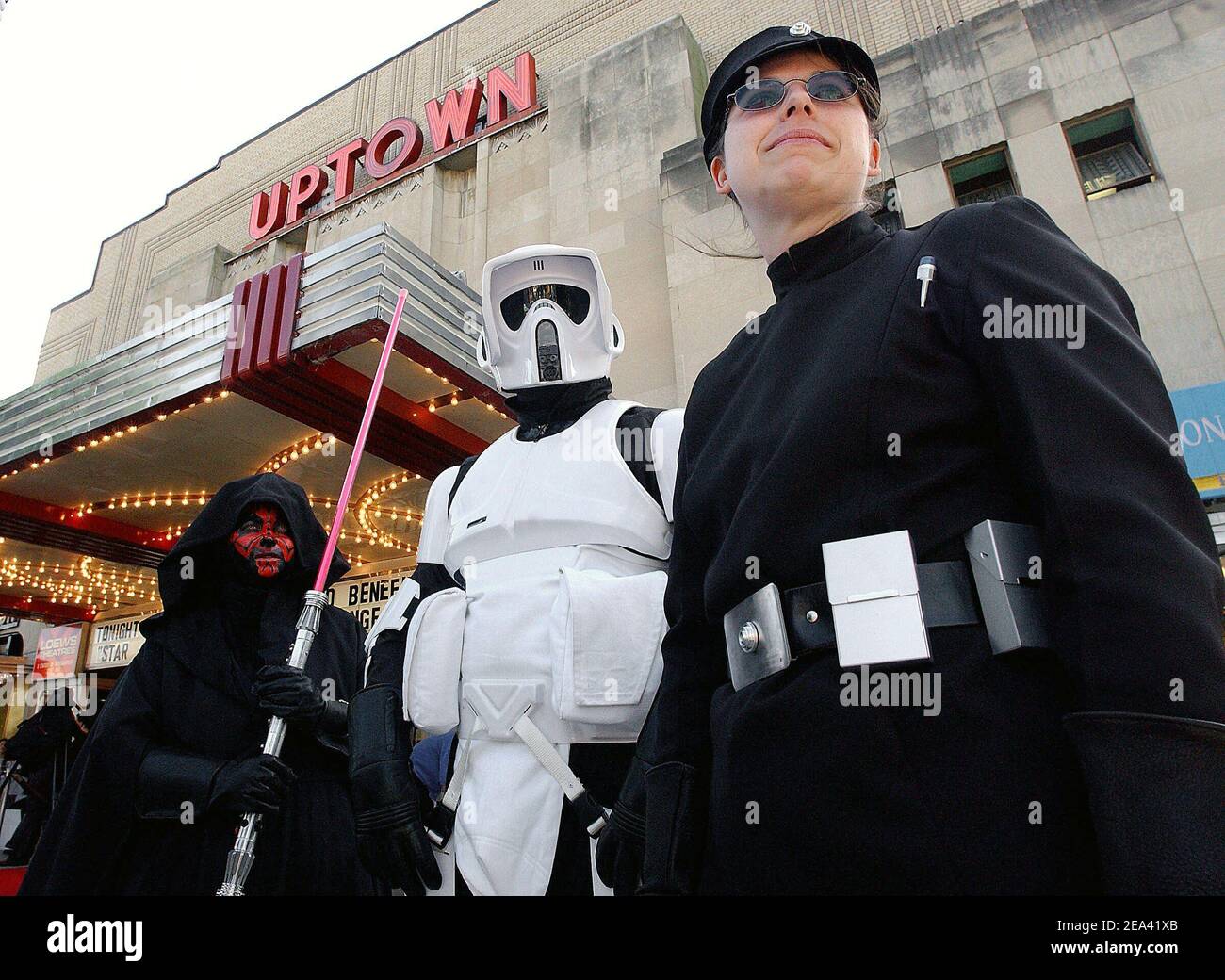 Figuren aus Star Wars-Filmen außerhalb des Uptown Theatre bei der Premiere von 'Star Wars Episode III, die Rache der Sith' in Washington DC, USA, am 12. Mai 2005. Foto von Olivier Douliery/ABACA. Stockfoto