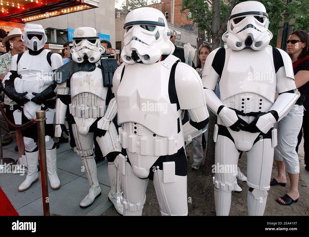 Figuren aus Star Wars-Filmen außerhalb des Uptown Theatre bei der Premiere von 'Star Wars Episode III, die Rache der Sith' in Washington DC, USA, am 12. Mai 2005. Foto von Olivier Douliery/ABACA. Stockfoto