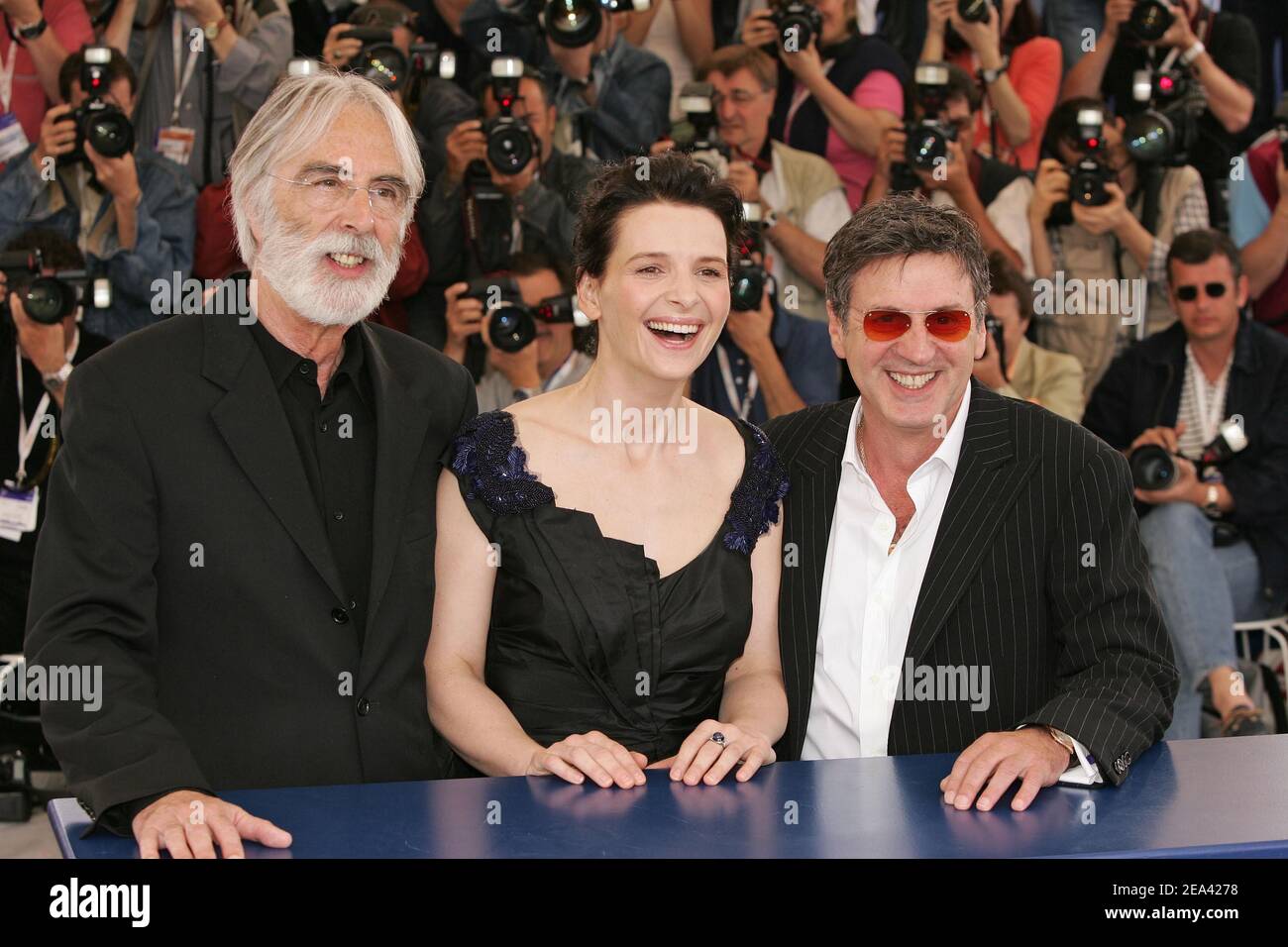 images Daniel Auteuil Cache https www alamy de die franzosischen schauspieler daniel auteuil r und juliette binoche c und der osterreichische regisseur michael haneke l posieren auf einer fotozelle fur den film cache des osterreichischen regisseurs michael haneke im rahmen des filmfestivals cannes 58th in cannes sudfrankreich freitag 14 mai 2005 foto von hahn nebinger kleinabaca image402074604 html