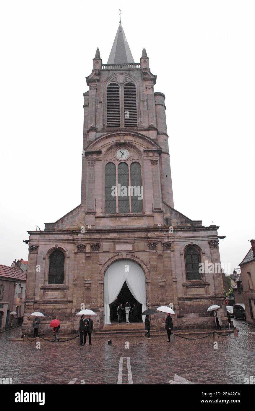 Hochzeit des französischen Musikers Jean-Michel Jarre und der französischen Schauspielerin Anne Parillaud in der Kirche Montfort l'Amaury bei Paris, Frankreich am 14. Mai 2005. Foto von Gorassini-Mousse/ABACA. Stockfoto