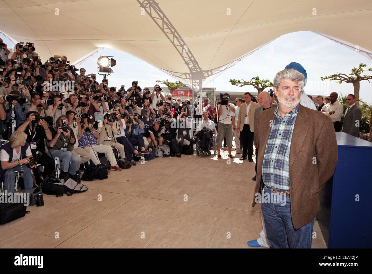 US-Regisseur George Lucas posiert bei einer Fotoaufnahme für seinen Film 'Star Wars Episode III : Revenge of the Sith' im Rahmen des Filmfestivals von Cannes 58th, am Freitag, 15. Mai 2005 in Cannes, Südfrankreich. Foto von Hahn-Nebinger-Klein/ABACA Stockfoto