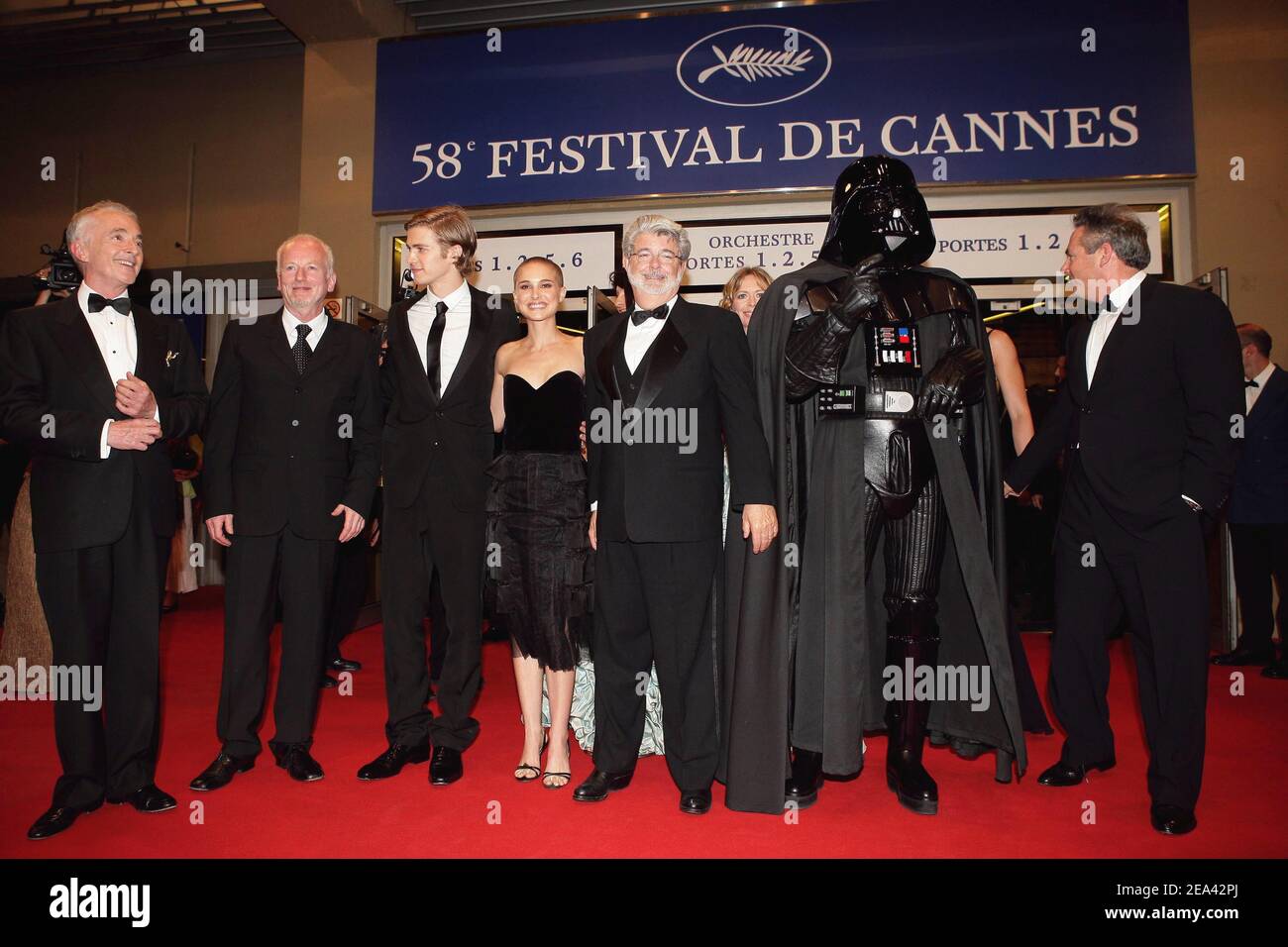 Darsteller Anthony Daniels, Ian McDiarmid, Hayden Christensen und Natalie Portman mit Regisseur George Lucas und Charakter Darth Vader am Ende des George Lucas-Films 'Star Wars Episode 3 Revenge of the Sith' Weltpremiere, die bei den Filmfestspielen in Cannes 58th außer Konkurrenz gestellt wurde, Frankreich am 15. Mai 2005. Foto von Hahn-Nebinger-Klein/ABACA Stockfoto