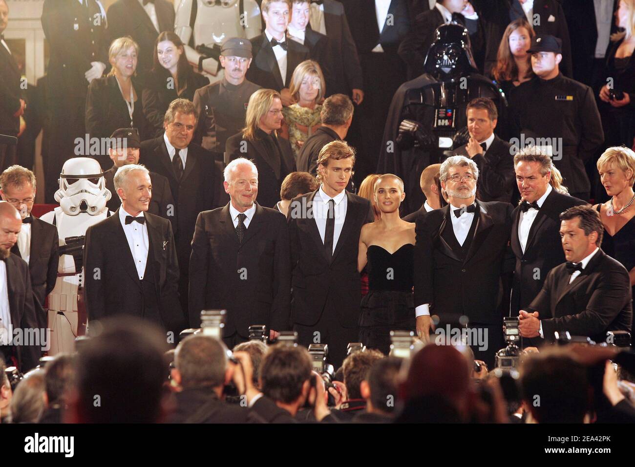 Darsteller Anthony Daniels, Ian McDiarmid, Hayden Christensen und Natalie Portman mit Regisseur George Lucas am Ende des George Lucas-Films 'Star Wars Episode 3 Revenge of the Sith' Weltpremiere, die am 58th 15. Mai 2005 bei den Filmfestspielen von Cannes in Frankreich außer Konkurrenz gestellt wurde. Foto von Hahn-Nebinger-Klein/ABACA Stockfoto