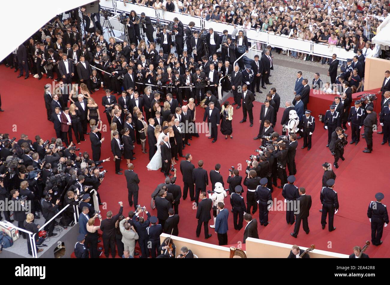 Regisseur George Lucas mit den Darstellern Samuel L. Jackson, Natalie Portman, Ian McDiarmid, Hayden Christensen und Anthony Daniels kommen zu George Lucas Film 'Star Wars Episode 3 Revenge of the Sith' Weltpremiere, die am 58th 15. Mai 2005 bei den Filmfestspielen von Cannes in Frankreich außer Konkurrenz gestellt wurde. Foto von Hahn-Nebinger-Klein/ABACA Stockfoto