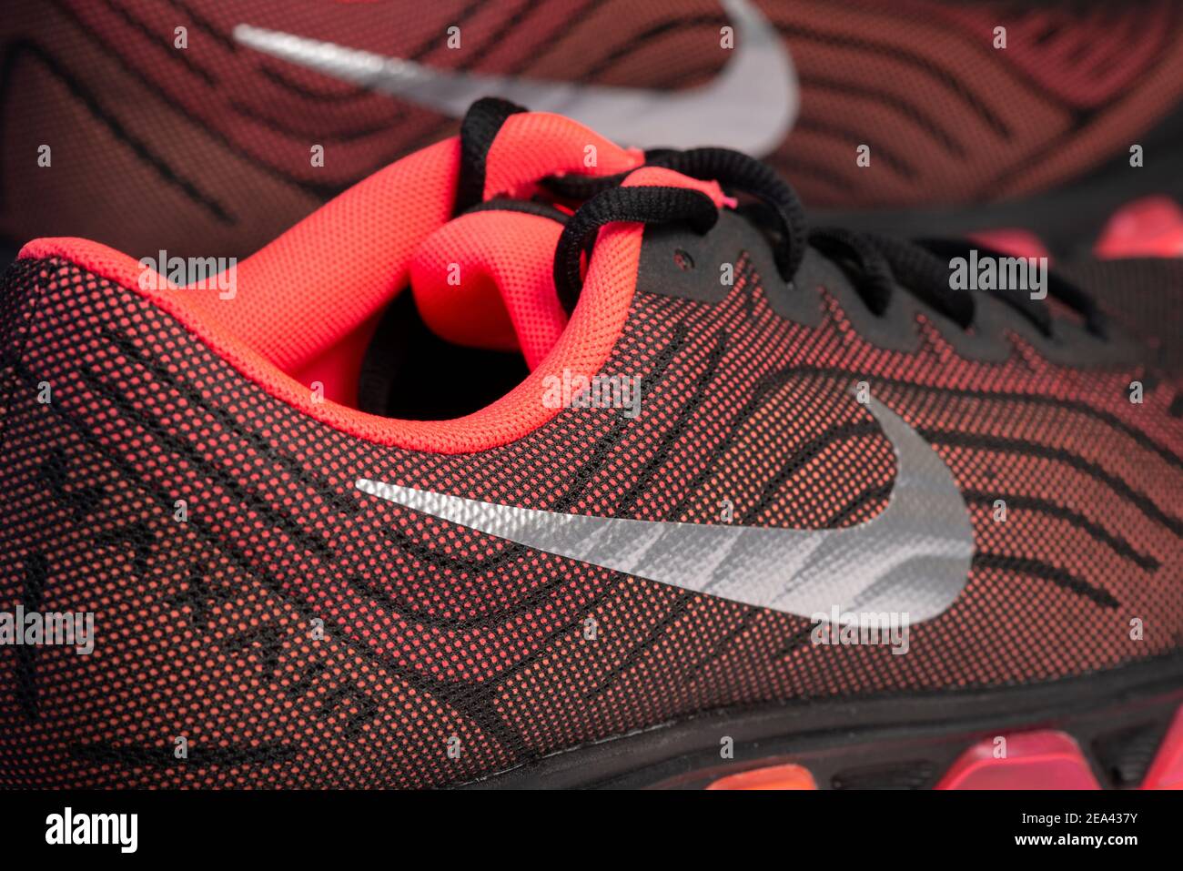 Nike Tailwind 6 und das Logo des Nike Swoosh Markenzeichens Auf mehrfarbigem Design Herren Sportschuhe von 2013 Stockfoto