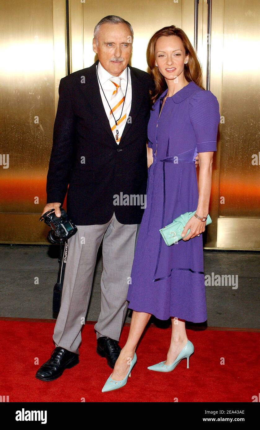 US-Schauspieler Dennis Hopper und Ehefrau Victoria Duffy bei den 2005 NBC Upfronts in der Radio City Music Hall in New York, NY, USA, am 16. Mai 2005. Foto von Nicolas Khayat/ABACA. Stockfoto