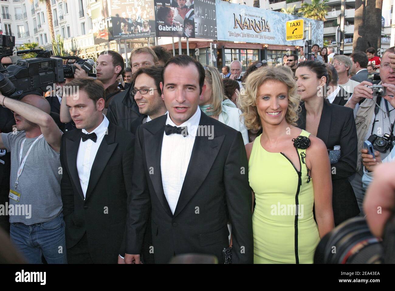 Der französische Schauspieler Jean Dujardin und seine Freundin Alexandra Lamy verlassen das Majestics Hotel, um am 16. Mai 2005 während der Internationalen Filmfestspiele von Cannes 58th in Cannes, Frankreich, auf den roten Teppich zu gehen. Foto von Benoit Pinguet/ABACA. Stockfoto