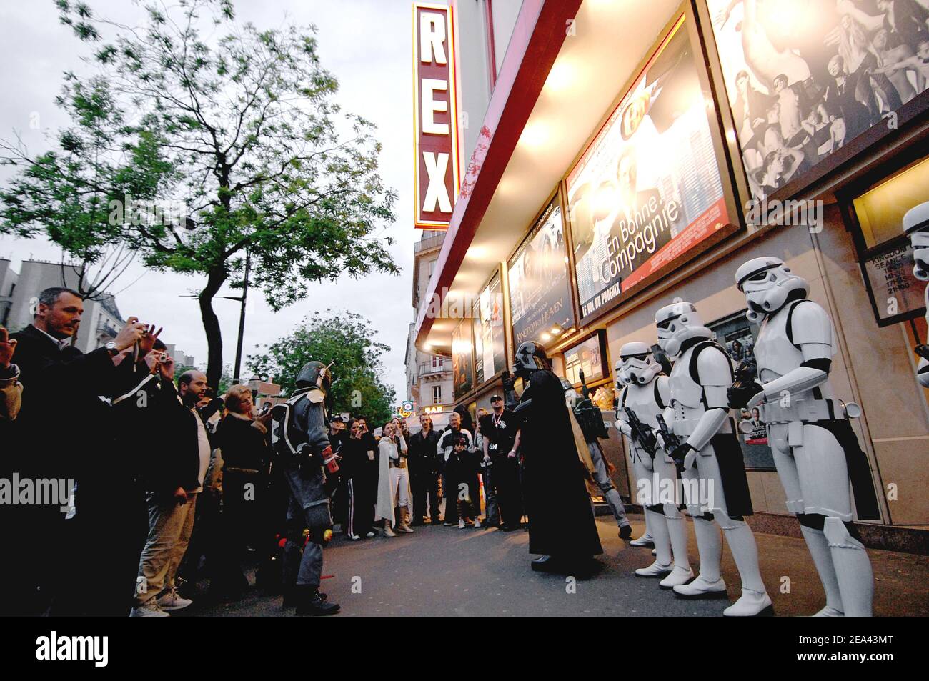 Fans von 'Star Wars' besuchen die französische Premiere von 'Star Wars Episode III: Revenge of the Sith' im Grand Rex in Paris, Frankreich, am 17. Mai 2005. Foto von Giancarlo Gorassini/ABACA. Stockfoto