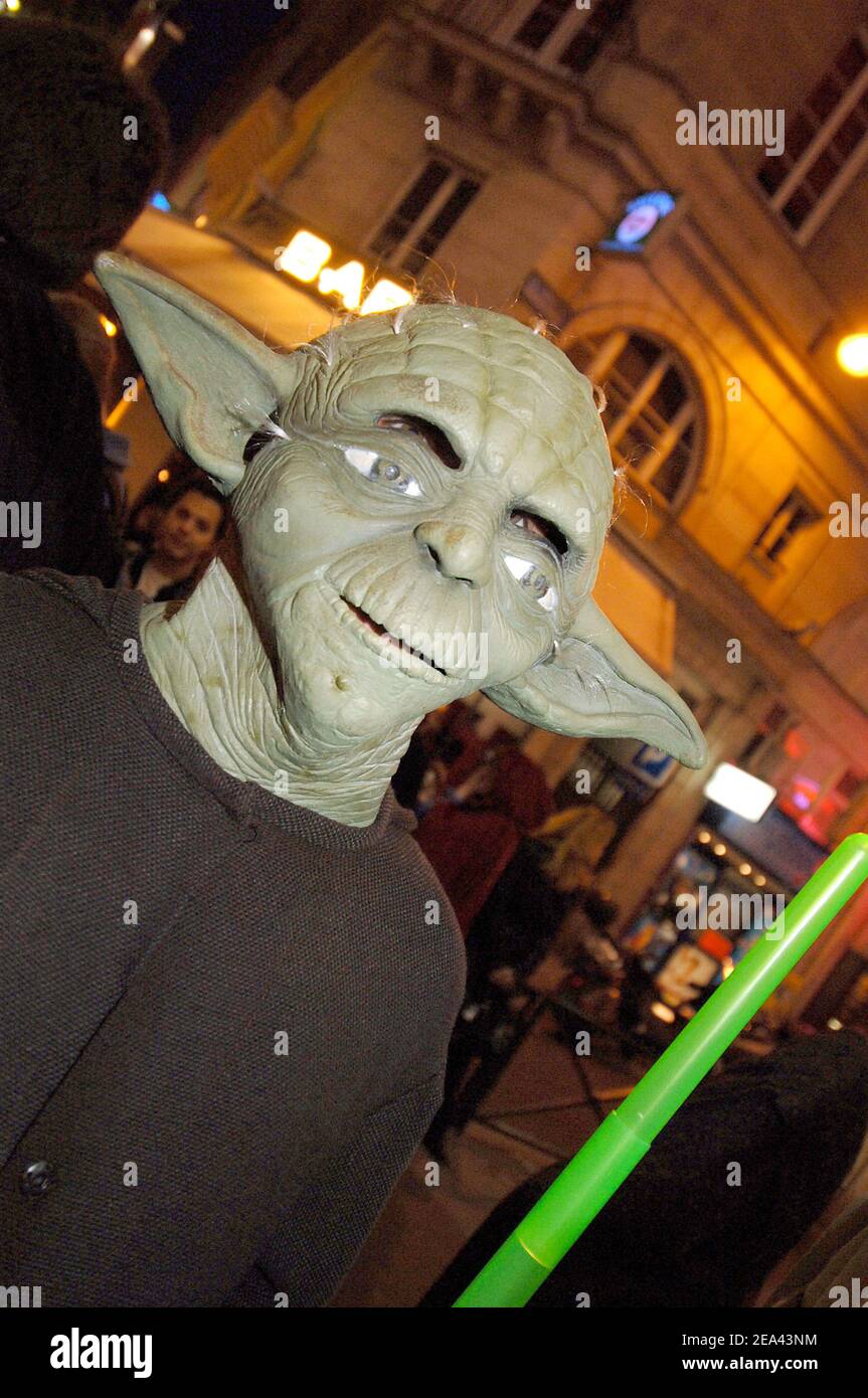 Fans von 'Star Wars' besuchen die französische Premiere von 'Star Wars Episode III: Revenge of the Sith' im Grand Rex in Paris, Frankreich, am 17. Mai 2005. Foto von Giancarlo Gorassini/ABACA. Stockfoto