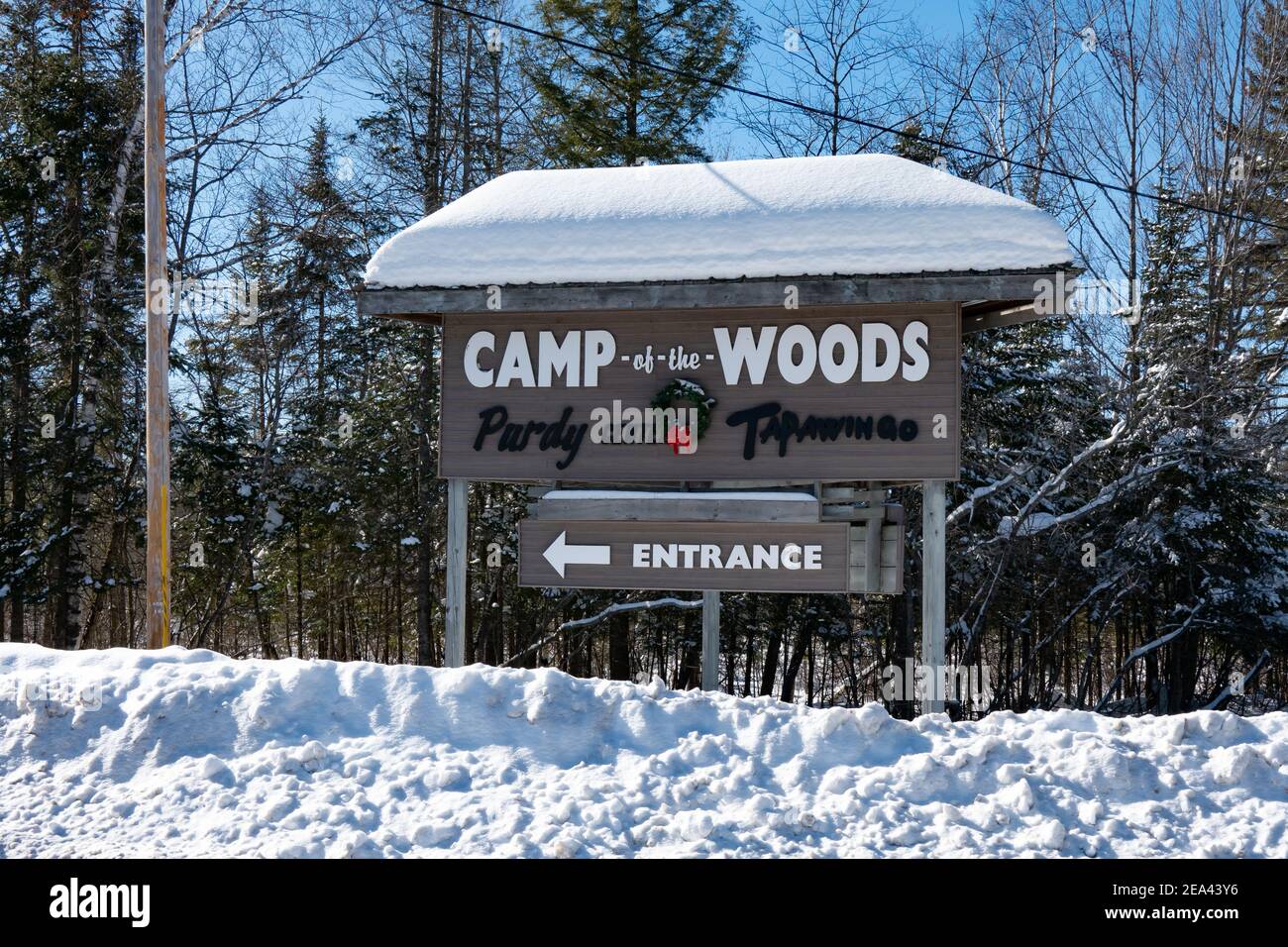 Ein Schild am Eingang zum Camp-of-the-Woods, einem christlichen Familien-Resort / Camp & Konferenzzentrum in Speculator, NY am Lake Pleasant im Winter Stockfoto