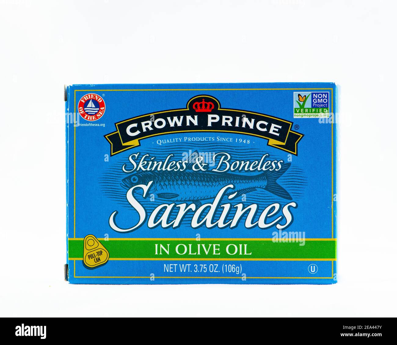 Eine Dose Kronprinz Skinless & Bonless Sardinen in Olivenöl verpackt, verpackt in einer blauen Box. Stockfoto