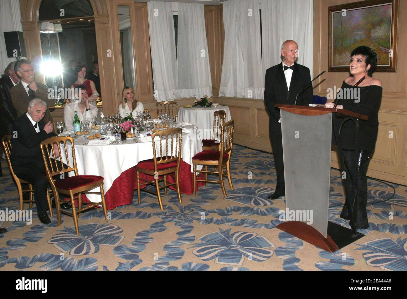 DIE US-Schauspielerin und Sängerin Liza Minnelli erhält eine Palme der Ehre von Festivaldirektor Gilles Jacob, der von dem französischen Sänger Charles Aznavour während eines Diners im Carlton Hotel in Cannes während der Internationalen Filmfestspiele von Cannes 58th, Frankreich, am 18. Mai 2005 beobachtet wird. Foto von Benoit Pinguet/ABACA. Stockfoto
