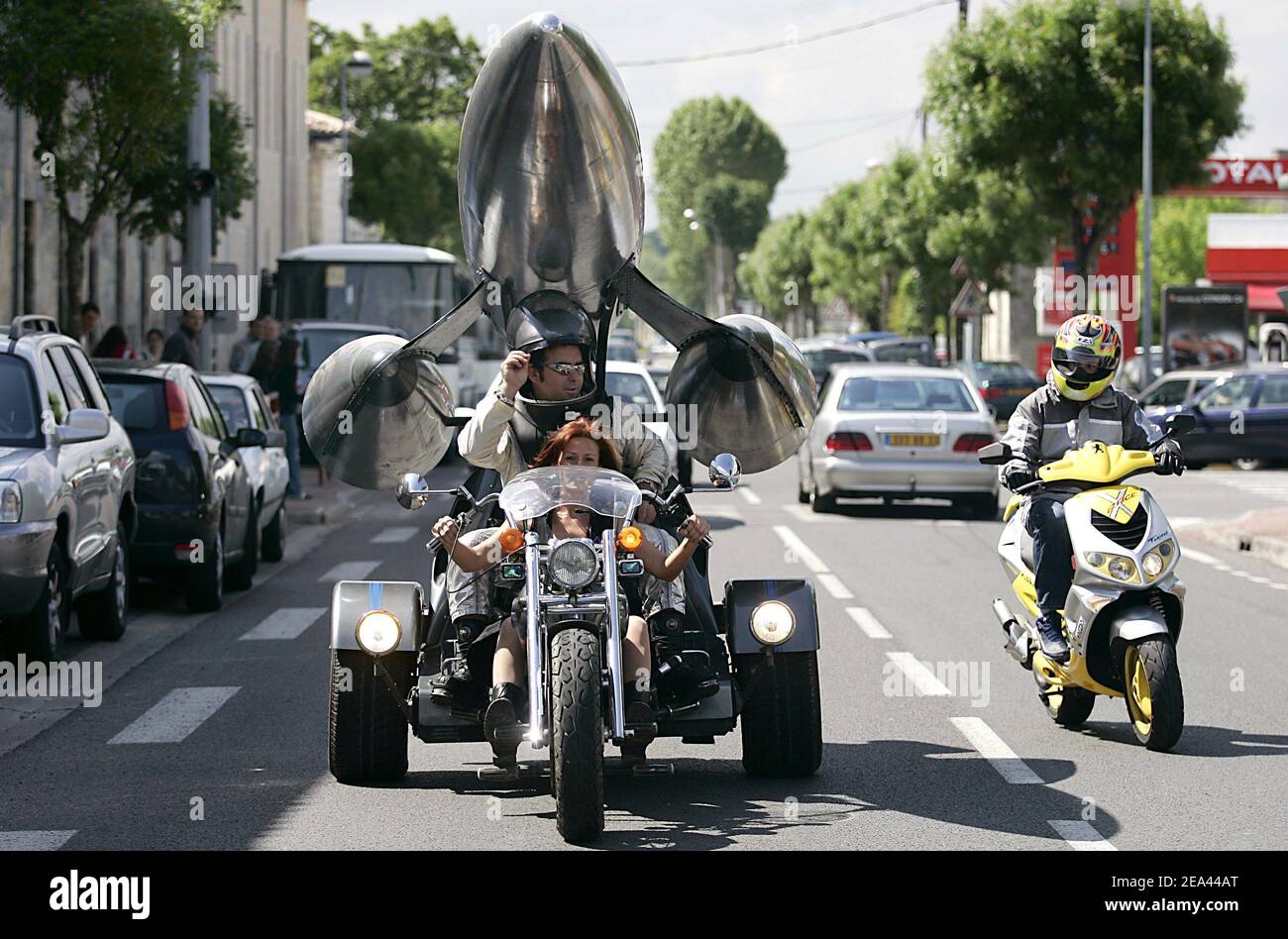 EXKLUSIV. 'Star Wars'-Freak, französischer Künstler und Mechaniker Joel Tessier aka Jojo Bulle, auf seinem speziellen Trike, den seine Frau Agnes am 18. Mai 2005 auf den Straßen um Saint-Andre-de-Cubzac im Südwesten Frankreichs gefahren hat. Das Trike wiegt 700 kg und ist mit einer "Rakete" auf seiner Oberseite mit Mirage III Tanks gebaut ausgestattet. Am 20. Dezember 2008 wurde er zum außergewöhnlichsten Franzosen (Le francais le plus extraordinaire) in der Fernsehsendung TF1 gewählt. Foto von Patrick Bernard/ABACA Stockfoto