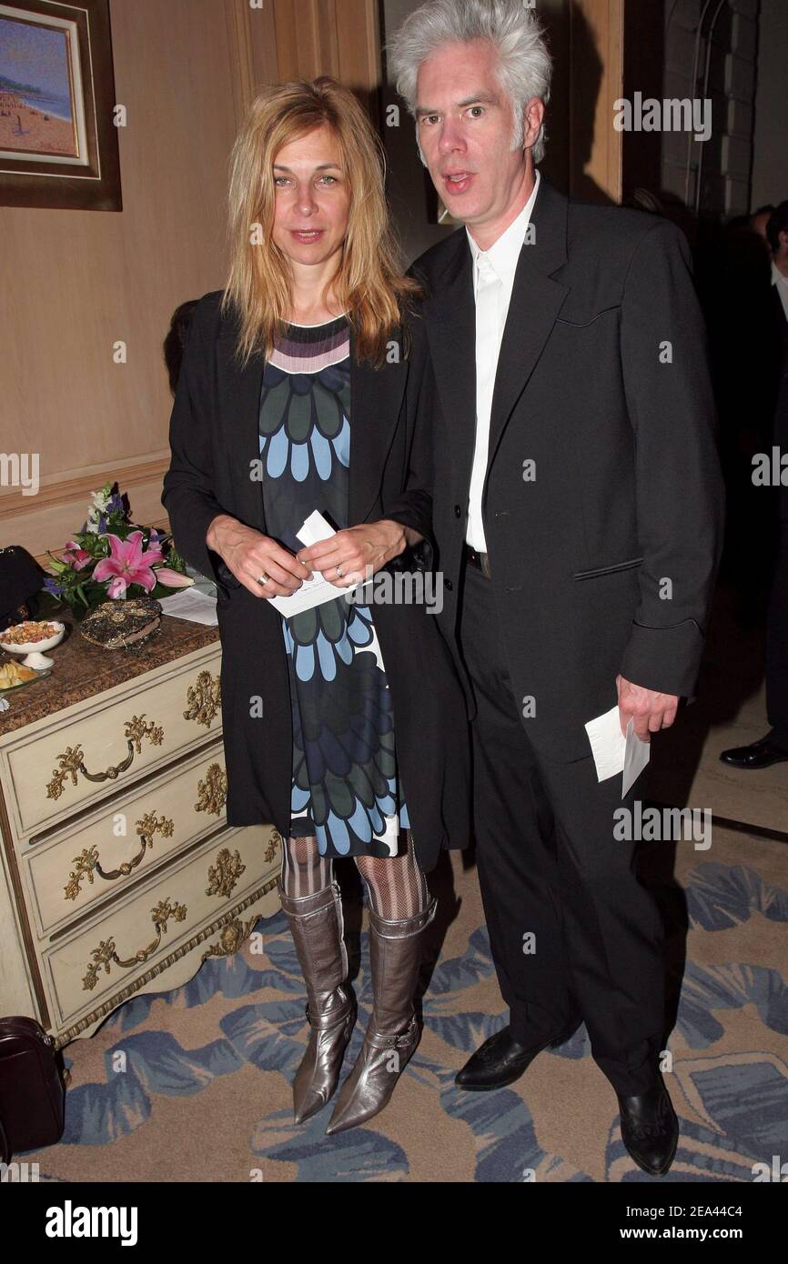 "DER US-Regisseur Jim Jarmusch und seine Frau besuchen ein Abendessen im Carlton Hotel in Cannes, in dem Gilles Jacob Liza Minnelli am 18. Mai 2005 bei den Internationalen Filmfestspielen von Cannes 58th mit dem Preis "Festival de Cannes" ausgezeichnet hat. Foto von Benoit Pinguet/ABACA.' Stockfoto