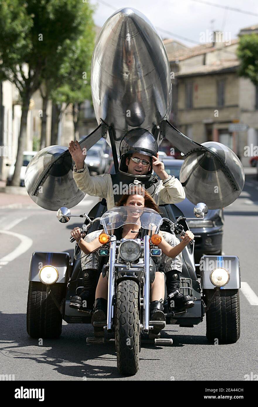 EXKLUSIV. 'Star Wars'-Freak, französischer Künstler und Mechaniker Joel Tessier aka Jojo Bulle, auf seinem speziellen Trike, den seine Frau Agnes am 18. Mai 2005 auf den Straßen um Saint-Andre-de-Cubzac im Südwesten Frankreichs gefahren hat. Das Trike wiegt 700 kg und ist mit einer "Rakete" auf seiner Oberseite mit Mirage III Tanks gebaut ausgestattet. Am 20. Dezember 2008 wurde er zum außergewöhnlichsten Franzosen (Le francais le plus extraordinaire) in der Fernsehsendung TF1 gewählt. Foto von Patrick Bernard/ABACA Stockfoto