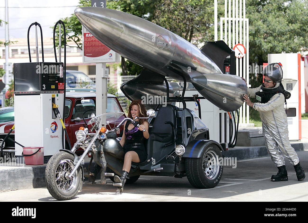 EXKLUSIV. 'Star Wars'-Freak, französischer Künstler und Mechaniker Joel Tessier aka Jojo Bulle, auf seinem speziellen Trike, den seine Frau Agnes am 18. Mai 2005 auf den Straßen um Saint-Andre-de-Cubzac im Südwesten Frankreichs gefahren hat. Das Trike wiegt 700 kg und ist mit einer "Rakete" auf seiner Oberseite mit Mirage III Tanks gebaut ausgestattet. Am 20. Dezember 2008 wurde er zum außergewöhnlichsten Franzosen (Le francais le plus extraordinaire) in der Fernsehsendung TF1 gewählt. Foto von Patrick Bernard/ABACA Stockfoto
