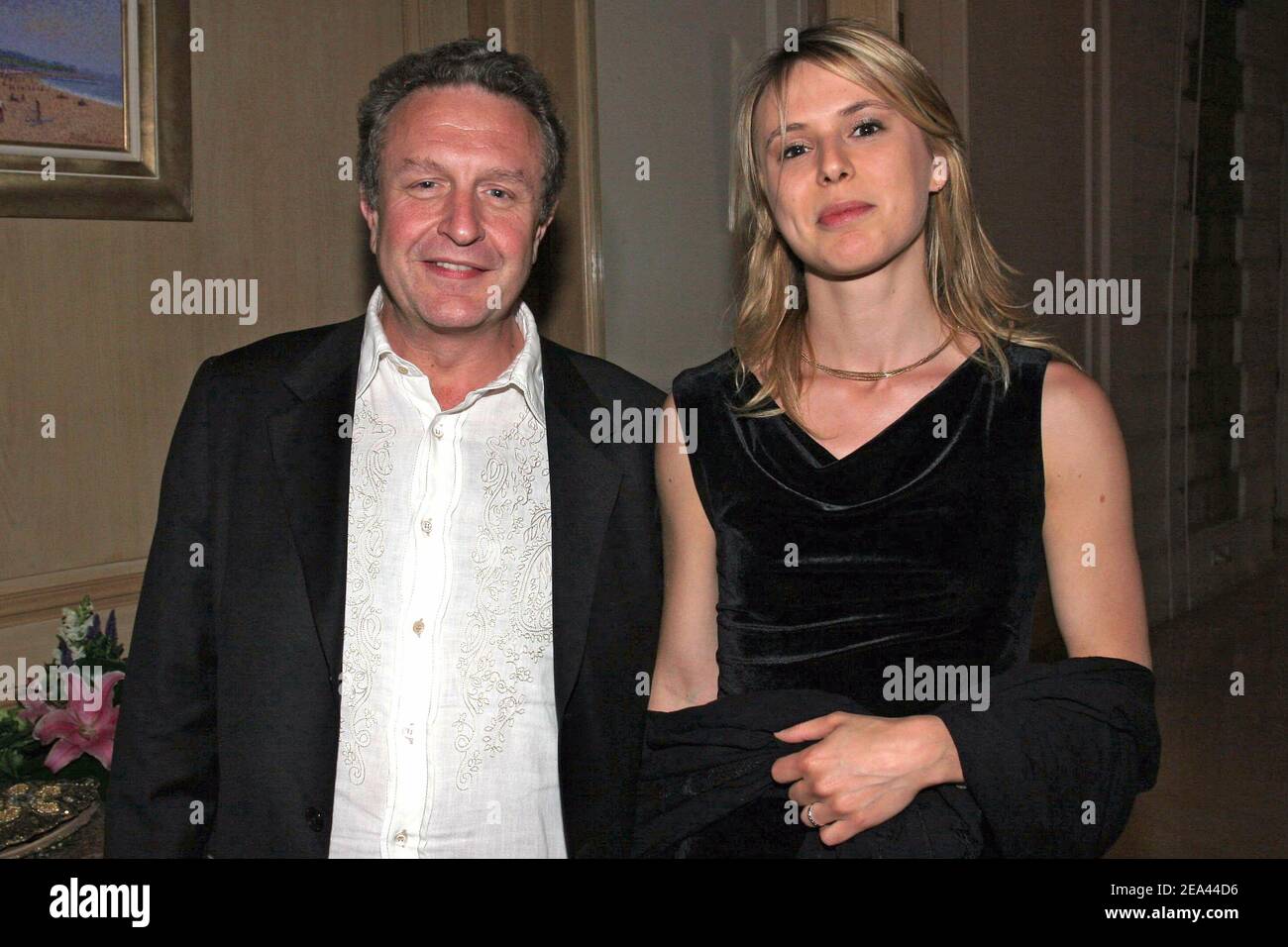 "Der französische Fernsehmoderator Michel Field besucht mit seiner Freundin ein Abendessen im Carlton Hotel in Cannes, in dem Gilles Jacob Liza Minnelli am 18. Mai 2005 bei den Internationalen Filmfestspielen von Cannes 58th mit dem Preis "Festival de Cannes" ausgezeichnet hat. Foto von Benoit Pinguet/ABACA.' Stockfoto