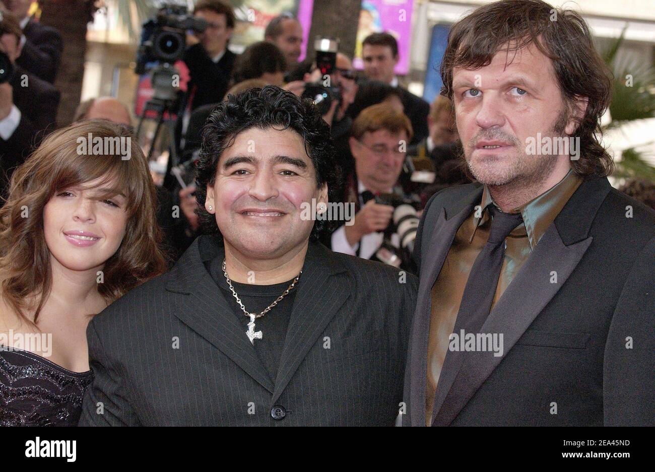 Diego Maradona, seine Tochter und Emir Kusturica nehmen am 21. Mai 2005 an der Abschlussfeier der Internationalen Filmfestspiele von Cannes 58th in Cannes, Frankreich, Teil. Foto von Hahn-Nebinger-Klein/ABACA. Stockfoto