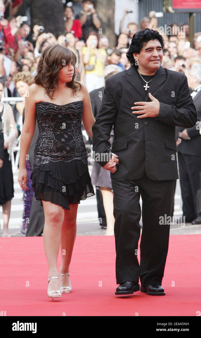 Diego Maradona und seine Tochter nehmen am 21. Mai 2005 an der Abschlussfeier der Internationalen Filmfestspiele von Cannes 58th in Cannes, Frankreich, Teil. Foto von Hahn-Nebinger-Klein/ABACA. Stockfoto