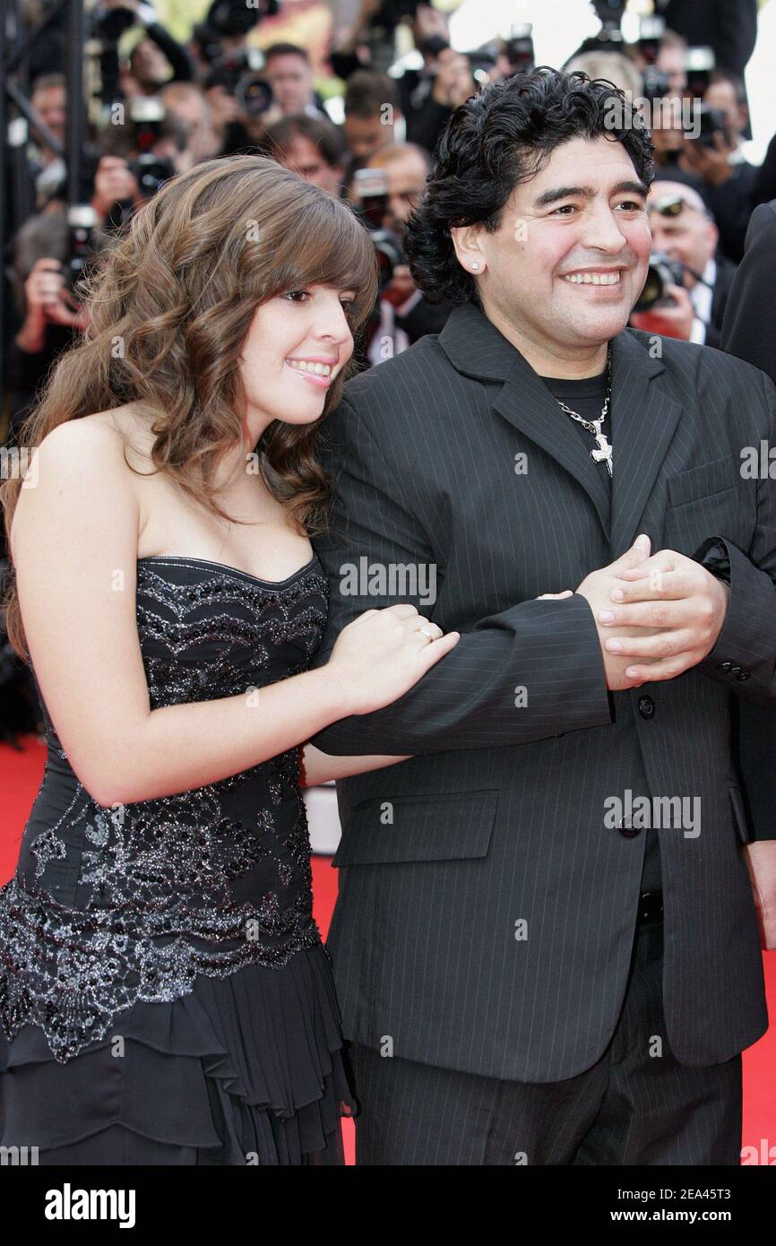 Diego Maradona und seine Tochter nehmen am 21. Mai 2005 an der Abschlussfeier der Internationalen Filmfestspiele von Cannes 58th in Cannes, Frankreich, Teil. Foto von Hahn-Nebinger-Klein/ABACA. Stockfoto