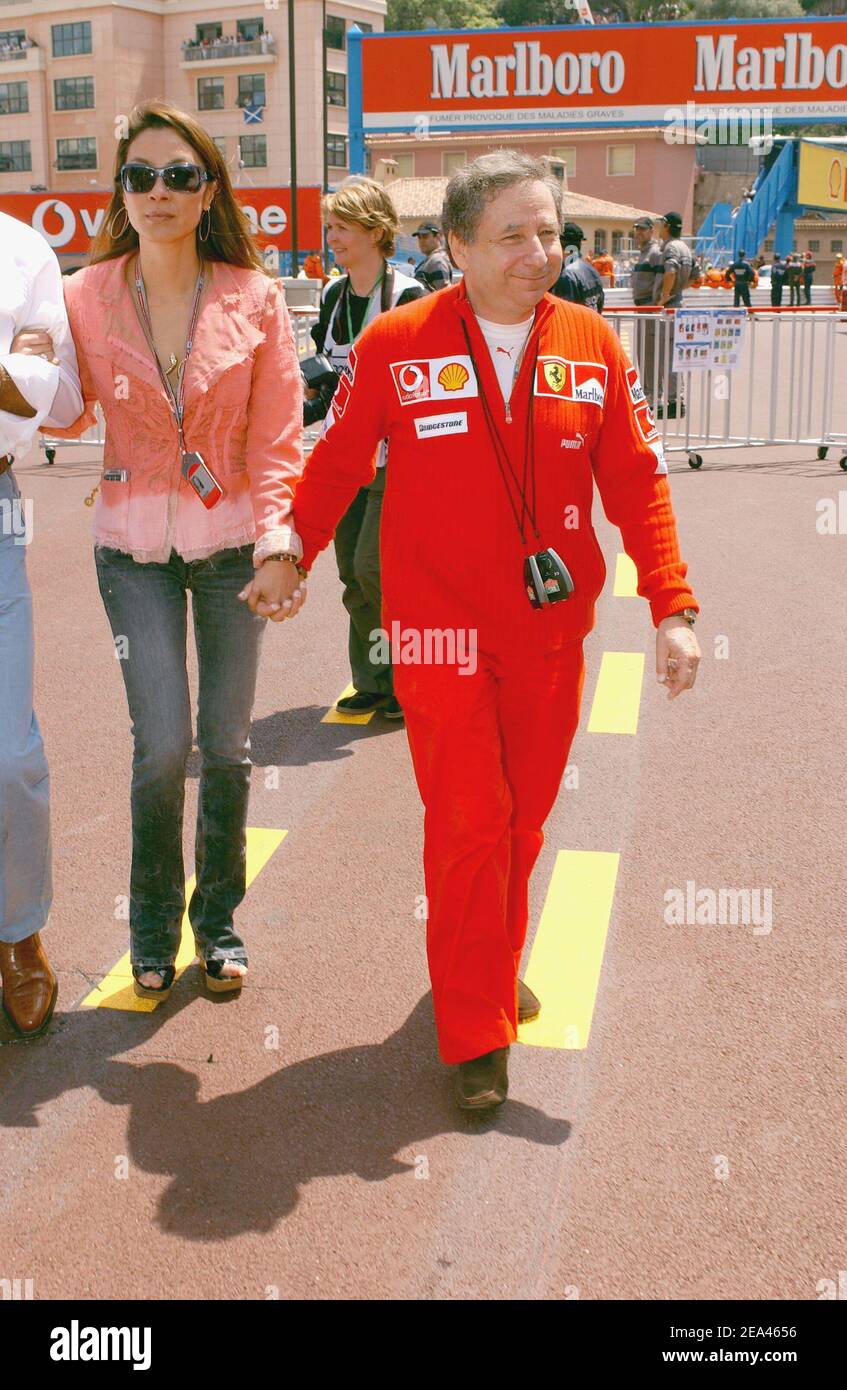 Ferrari F1-Regisseur Jean Todt und seine Freundin, die malaysische Schauspielerin Michelle Yeoh, laufen am 22. Mai 2005 während der Qualifying-Sessions des Monaco Grand Prix 2005 in Monaco auf der Strecke. Foto von Thierry Gromik/ABACA. Stockfoto