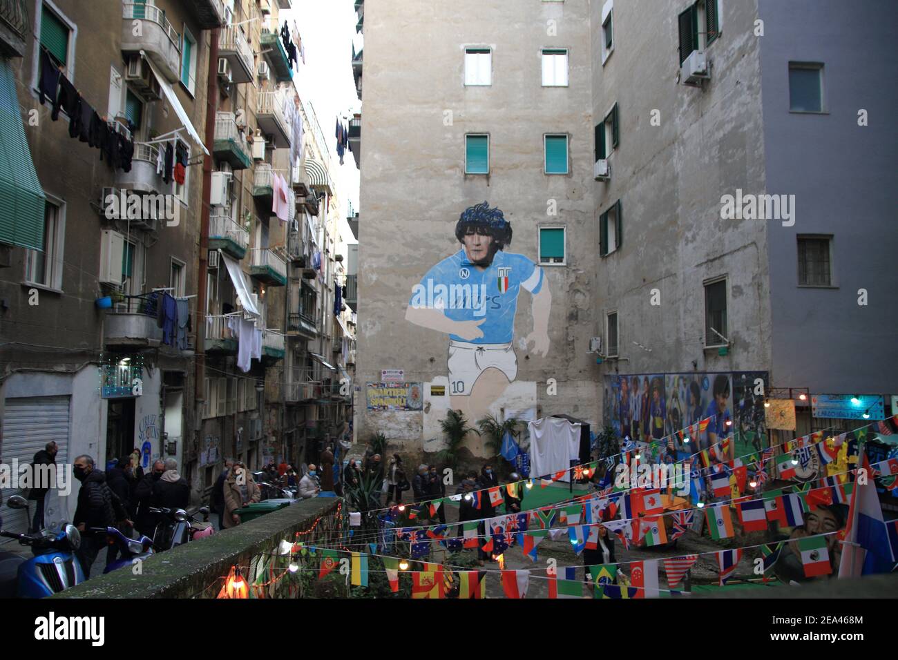 Maradonas Zeichnung auf der Fassade eines Palastes in der Historisches Zentrum und in einem Raum ganz ihm gewidmet.Coloured Fahnen und Banner im Speicher Stockfoto