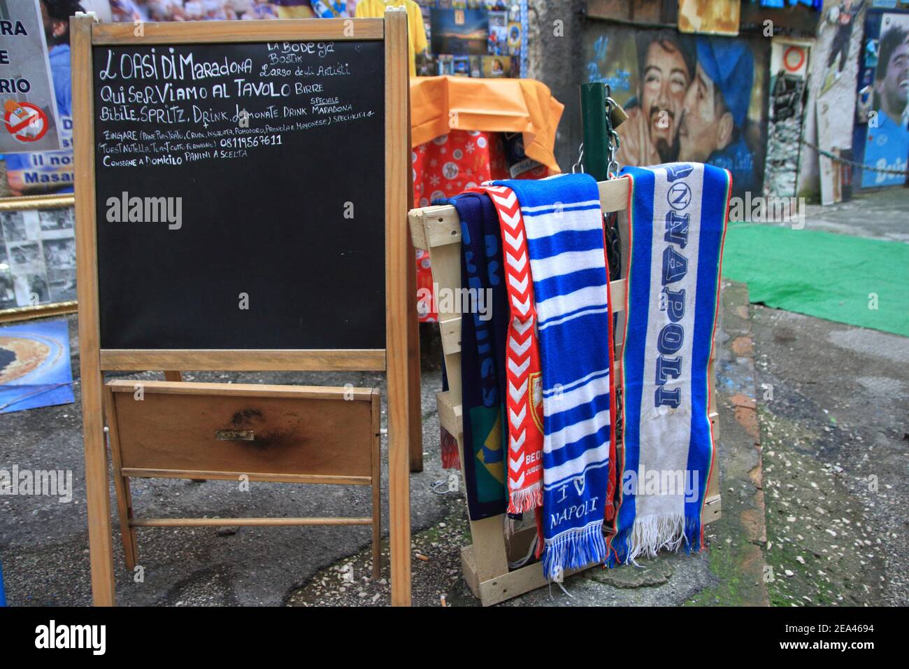 Spanische Bezirke, Largo Maradona, Schals von Napoli Fußballfans zum Verkauf in Erinnerung an Diego Armando Maradona und seine Präsenz in Neapel. Stockfoto