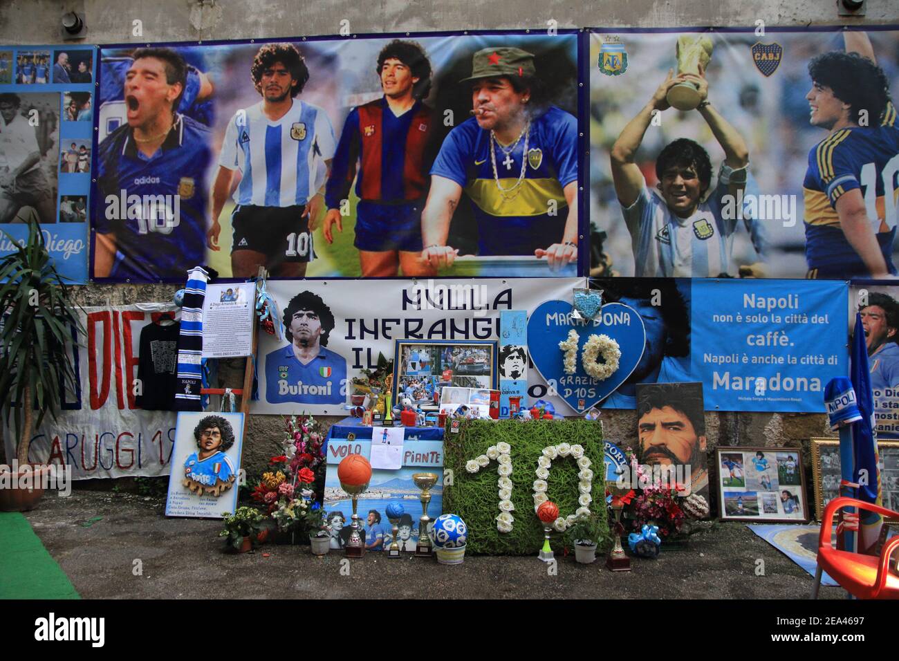 Spanische Bezirke, Largo Maradona, Fotos und Bilder von Diego Armando Maradona, in Erinnerung an seine Geschichte in der napolischen Fußballmannschaft. Stockfoto