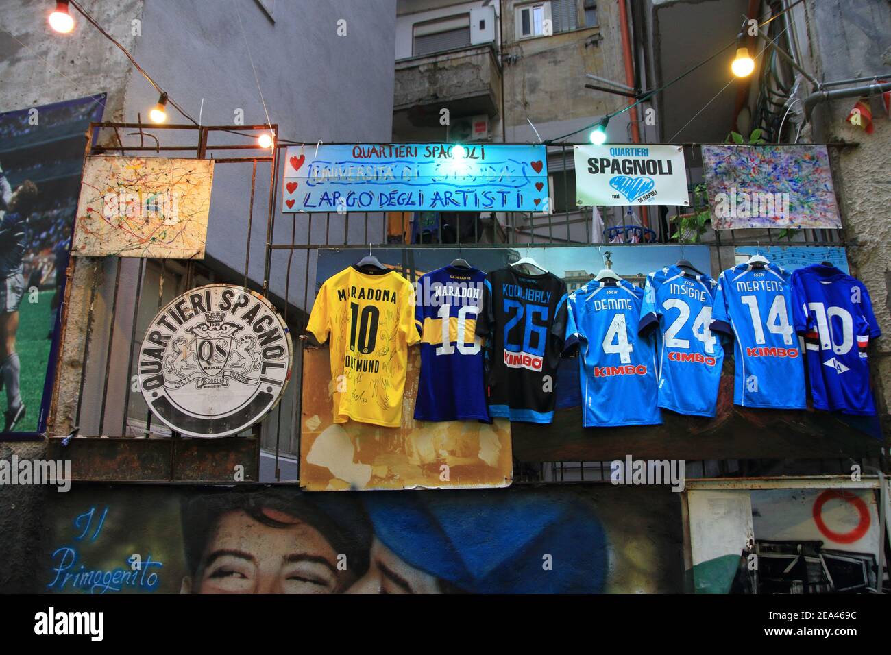Quartieri Spagnoli, Largo Maradona, verschiedene Napoli Fußballtrikots, ausgestellt von Napoli Fans. Stockfoto