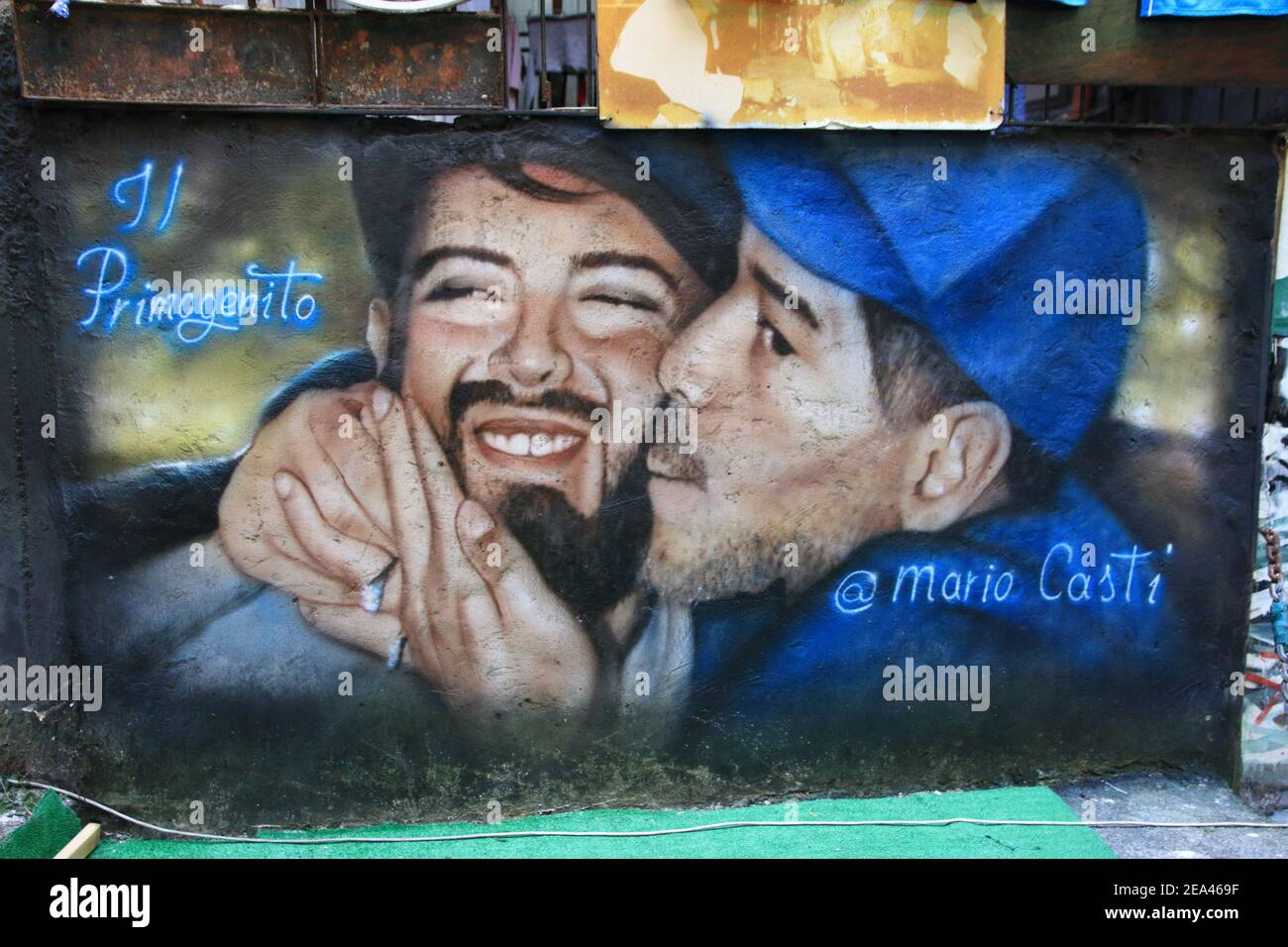 Kapelle in Erinnerung an Maradona, von den Bürgern und Fans des historischen Zentrums von Neapel gesucht.Fotos und Blumen in Erinnerung an den Mythos der Welt. Stockfoto