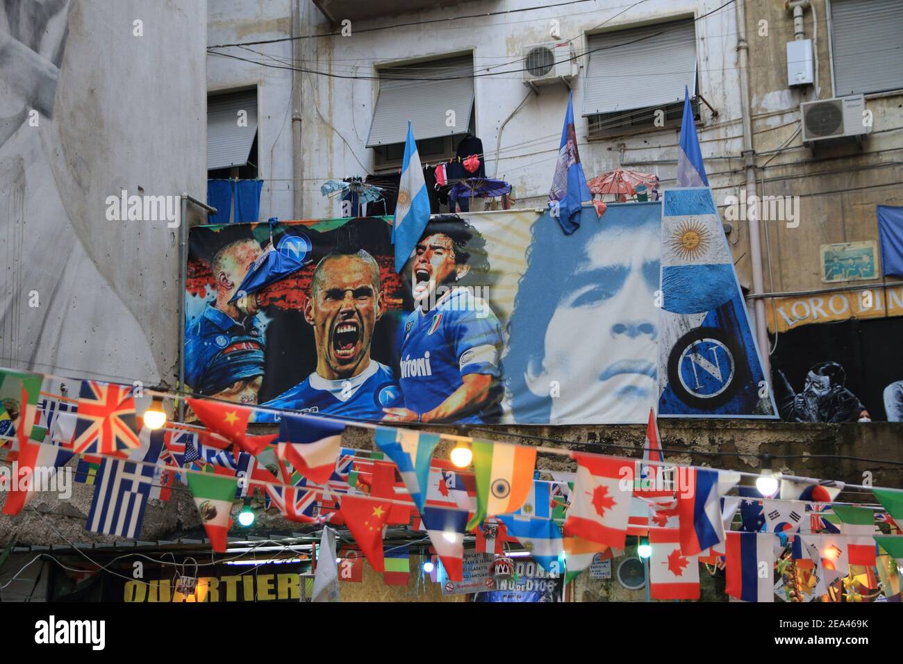Spanische Viertel, Banner und farbige Flaggen von den Fans von Neapel in den Raum gewidmet dem Pibe de Oro.Bilder von Maradona . Stockfoto