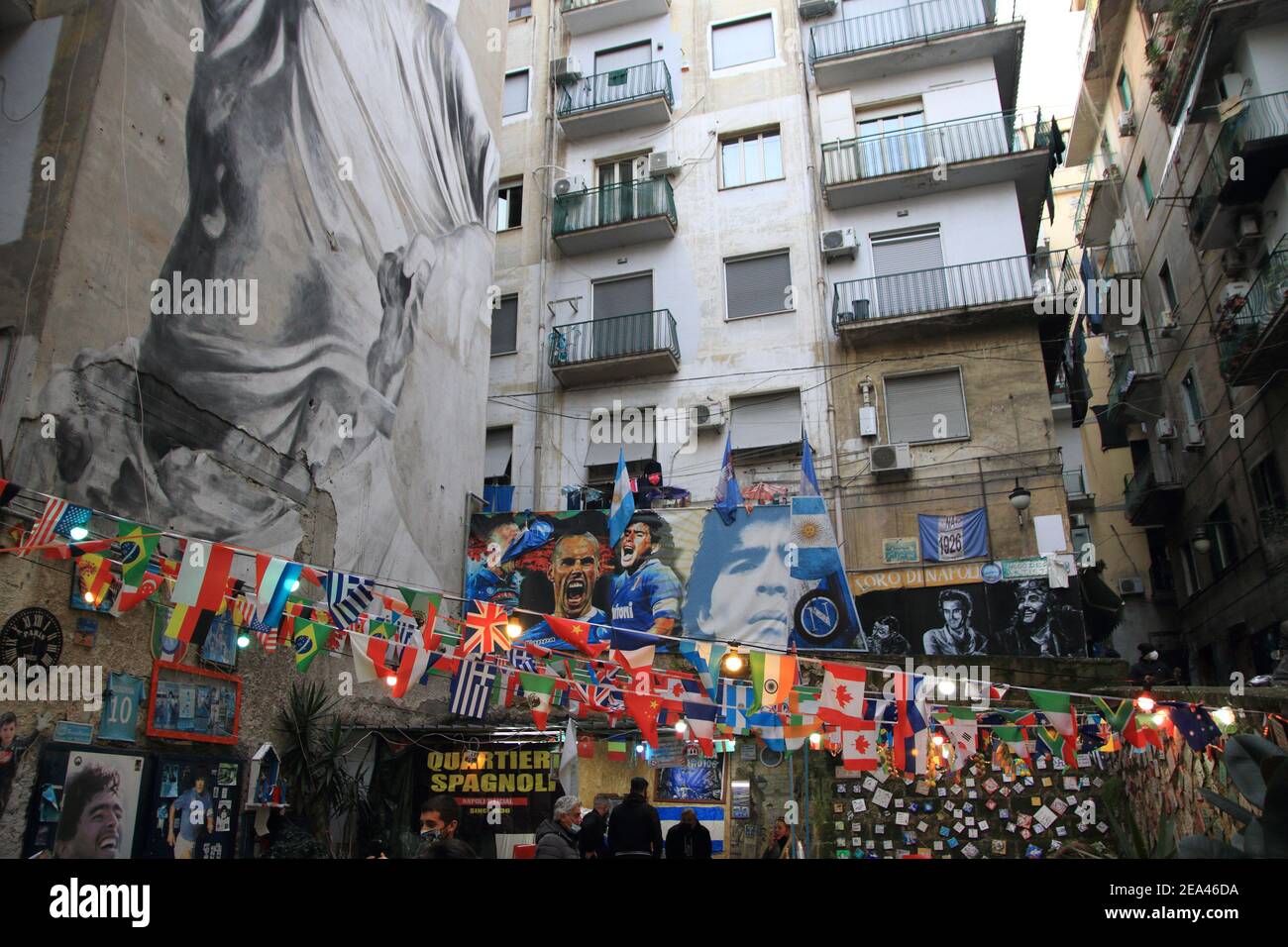 Spanische Viertel, Banner und farbige Flaggen von den Fans von Neapel in den Raum gewidmet dem Pibe de Oro.Bilder von Maradona . Stockfoto
