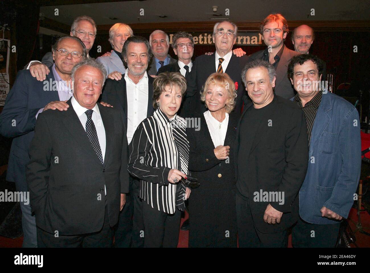 EXKLUSIV. Der französische Musiker Michel Legrand posiert, nachdem er von Jean-Claude Brialy mit (von L bis R) Gerard Louvin, Bernard Murat, Maurice Jarre, Michel Leeb, Darry Cowl, Didier Van Cauwelaert, Jean-Paul Rappeneau, Philippe Bouvard, Marthe Mercadier, Isabelle Aubret, Francis Perrin et Gerard Majax während einer Zeremonie im 'Petit Journal Montparnasse' in Paris am 23. Mai 2005. Foto von Laurent Zabulon/ABACA. Stockfoto