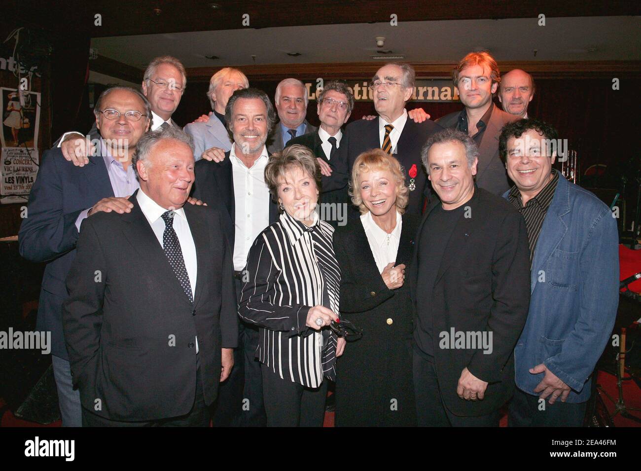 EXKLUSIV. Der französische Musiker Michel Legrand posiert, nachdem er von Jean-Claude Brialy mit (von L bis R) Gerard Louvin, Bernard Murat, Maurice Jarre, Michel Leeb, Darry Cowl, Didier Van Cauwelaert, Jean-Paul Rappeneau, Philippe Bouvard, Marthe Mercadier, Isabelle Aubret, Francis Perrin et Gerard Majax während einer Zeremonie im 'Petit Journal Montparnasse' in Paris am 23. Mai 2005. Foto von Laurent Zabulon/ABACA. Stockfoto