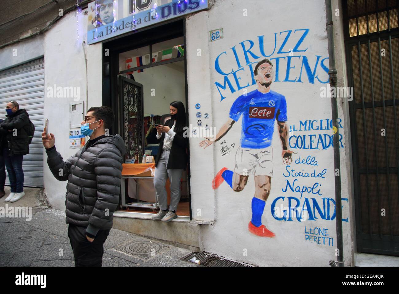 Spanish Quarters, Largo Maradona, Bild eines berühmten neapolitanischen Fußballers, gezeichnet an der Wand eines Gebäudes und in der Nähe einer Kaffeebar, die Maradona gewidmet ist Stockfoto