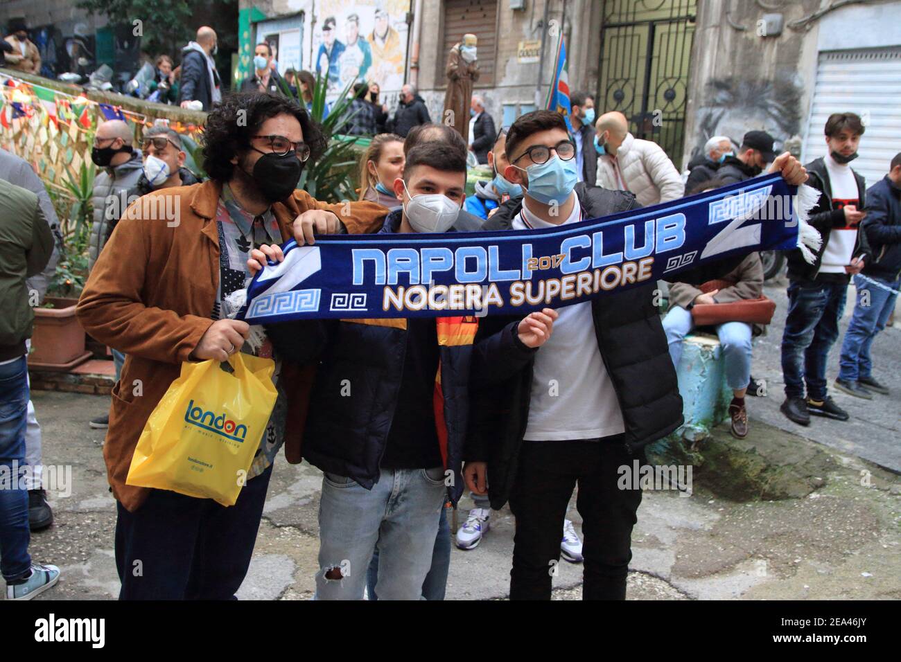 Die jungen napolischen Fußballfans zeigen den Schal ihres Fanclubs für die Fußballmannschaft im Largo Maradona in den spanischen Bezirken. Stockfoto